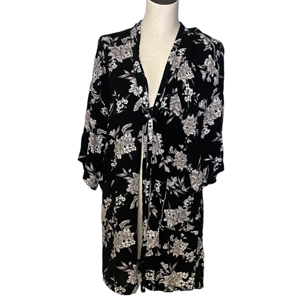 Spiritual gangster black and white floral front tie kimono robe one size